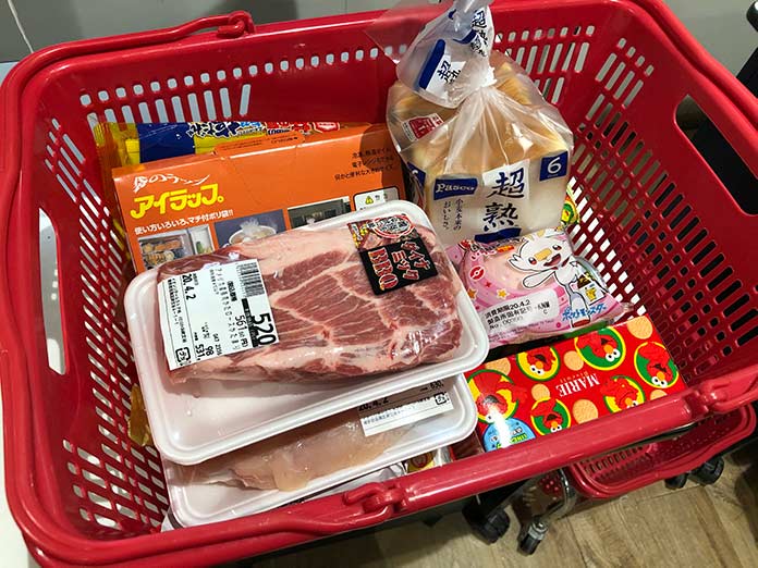 肉や野菜などの商品が入ったスーパーのレジかご