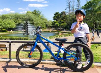 キャノンデールの Kids Quick 20 Boy's に乗っている6歳男児