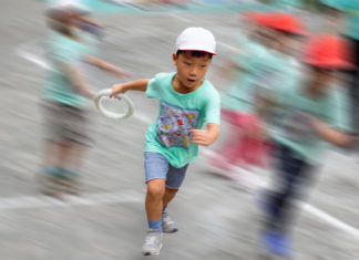 リレーで走る園児（保育園の運動会・年長組）