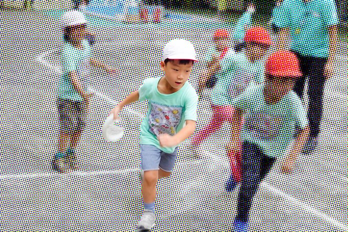 運動会のリレーで走る保育園児