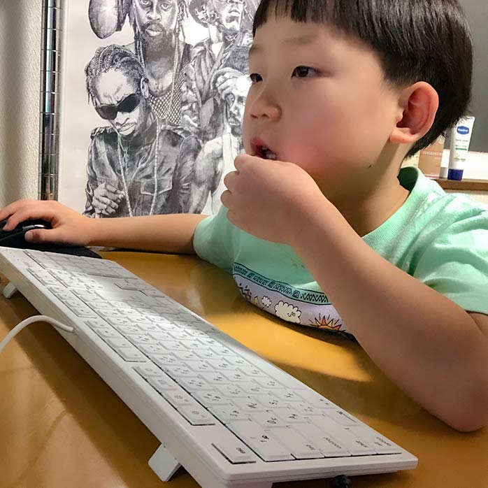 パソコンを操作する6歳児
