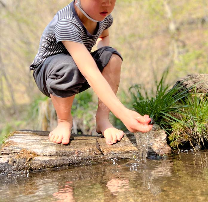 川遊びしている小学生の息子