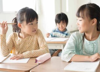 小学生が進学塾で受験勉強をしている