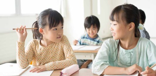 小学生が進学塾で受験勉強をしている