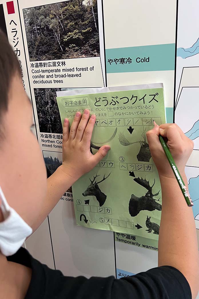 野尻湖ナウマンゾウ博物館のどうぶつクイズを解く小学生