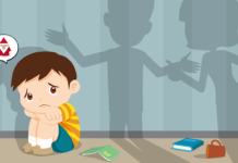 パパとママが喧嘩をしていて泣いている子ども