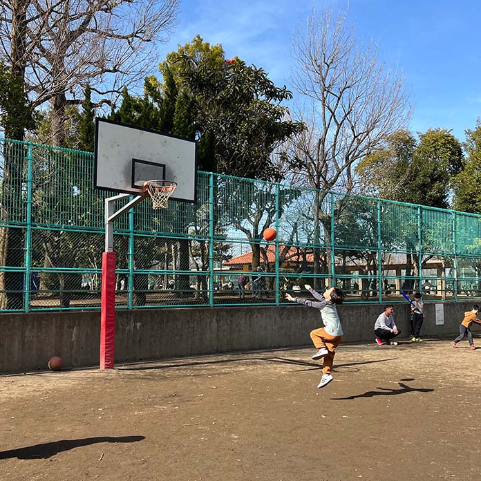 バスケットボールをして遊ぶ子ども