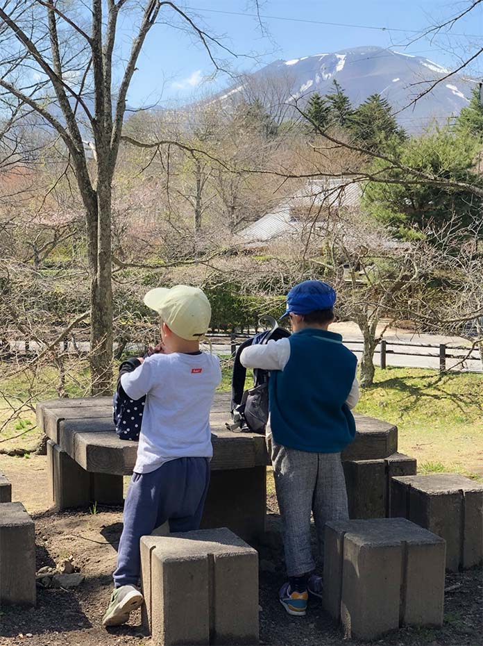 浅間山と子どもたち