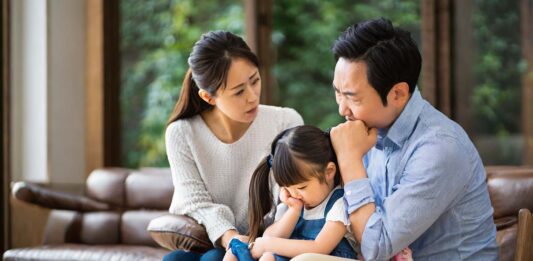 子育てに不安になっているパパとママ