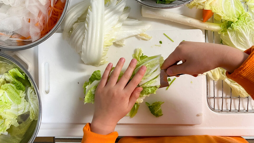 野菜を切っている小学生の手元