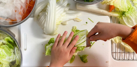 野菜を切っている小学生の手元