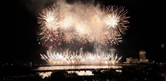 熱海海上花火大会 海の上に広がる美しい花火