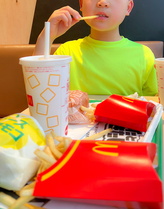 親子でマクドナルドを食べているところ