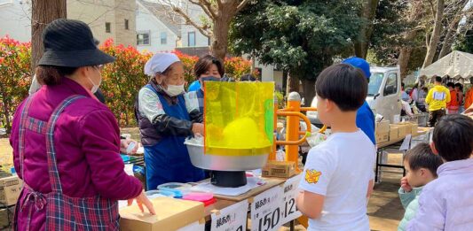 わたあめ屋さんに並んでいる息子