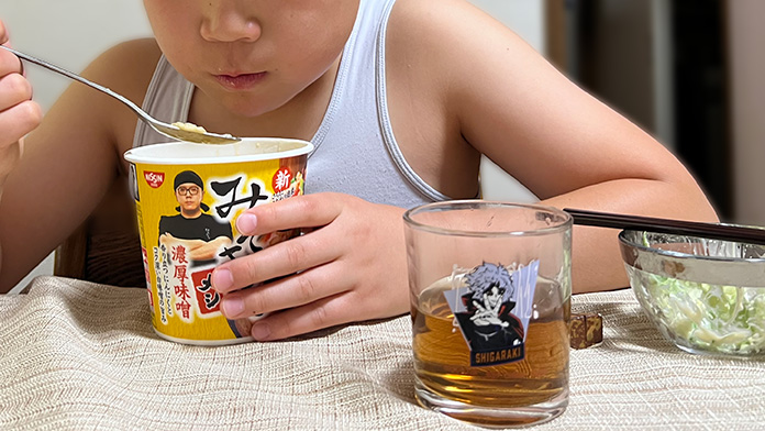 HIKAKIN PREMIUM みそきん 濃厚味噌を食べている小学生の男の子。そばにはコップに麦茶、キャベツのサラダ。