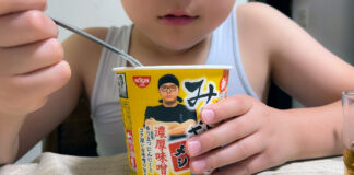 HIKAKIN PREMIUM みそきん 濃厚味噌メシを小学生の男の子が食べている