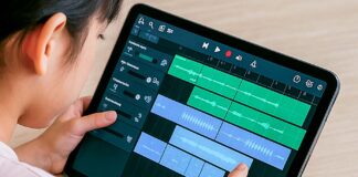 iPadで作曲している小学生の女の子