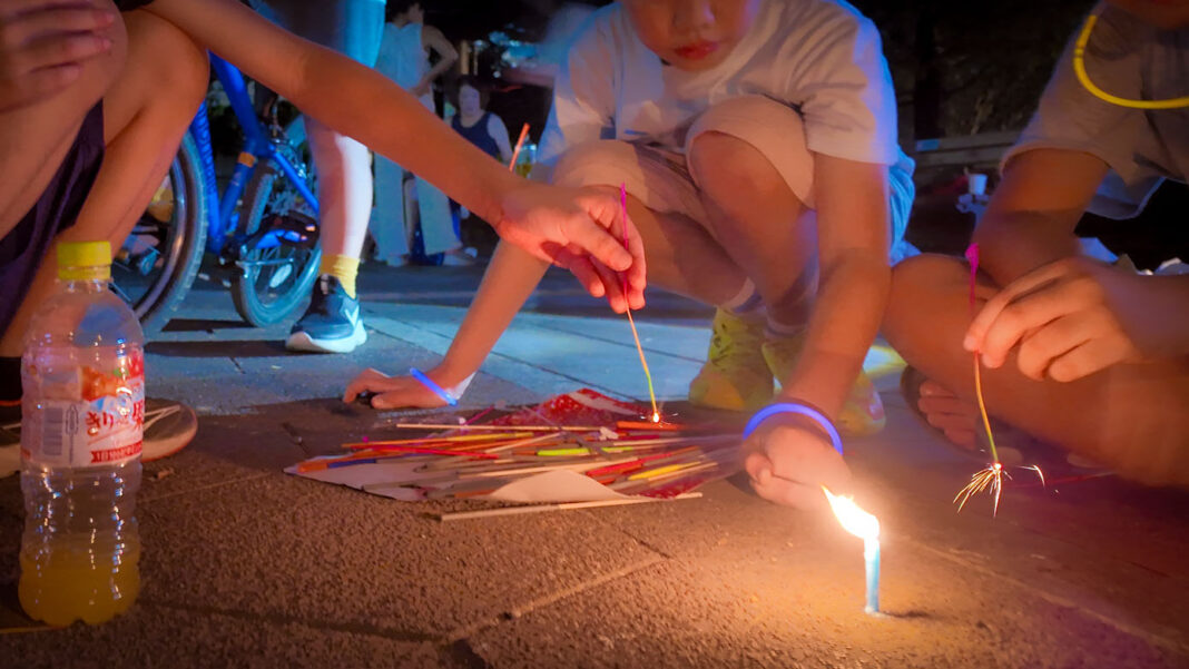 公園で花火をする小学生男子たち