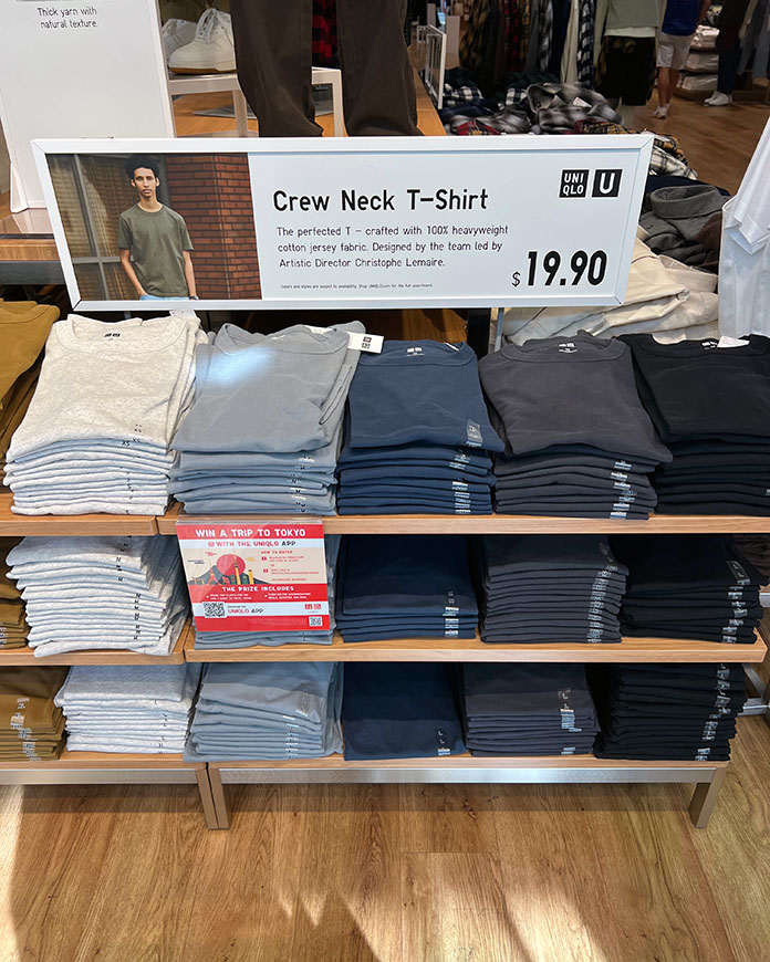 アメリカのUNIQLOの店内「Crew Neck T-Shirt」クルーネックTシャツ