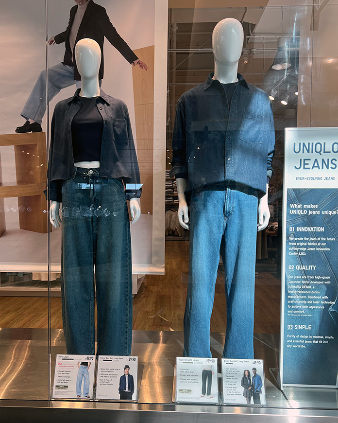アメリカのUNIQLOの店頭ショーウィンドウに飾っているマネキンと服