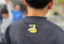 H&MのFortniteコラボスウェットを着ている小学生男子、背中の首元にビクトリーロイヤルの文字とクラウン