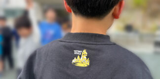 H&MのFortniteコラボスウェットを着ている小学生男子、背中の首元にビクトリーロイヤルの文字とクラウン