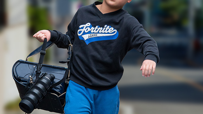 Fortnite スウェットシャツを着た小学生男子