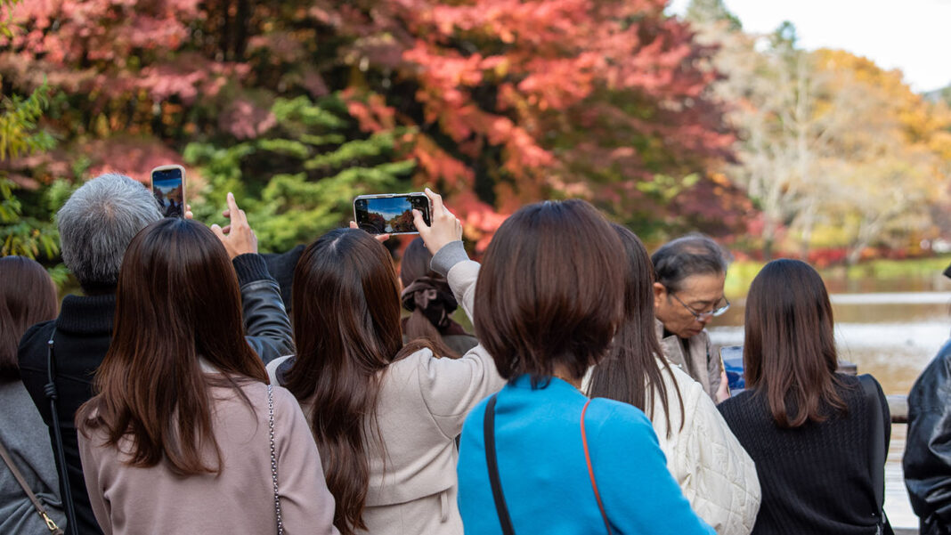 karuizawa-kumobaike-koyo-1 軽井沢の雲場池で紅葉を撮影する観光客