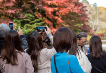 軽井沢の雲場池で紅葉を撮影する観光客