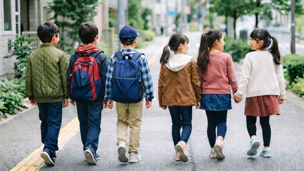 shou5-daijyo5nin 小学5年生の男子3人・女子3人が楽しそうに歩いている