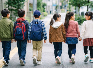 小学5年生、男女6人で映画館デート!? はじめて子どもだけで電車に乗っておでかけ 小学5年生の男子3人・女子3人が楽しそうに歩いている