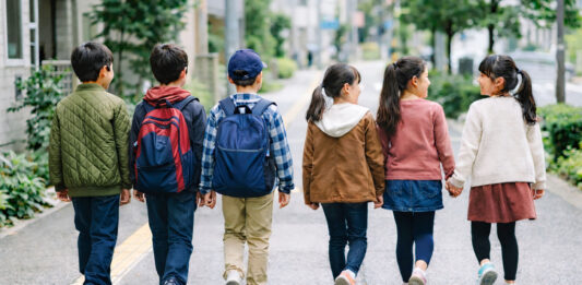 小学5年生の男子3人・女子3人が楽しそうに歩いている