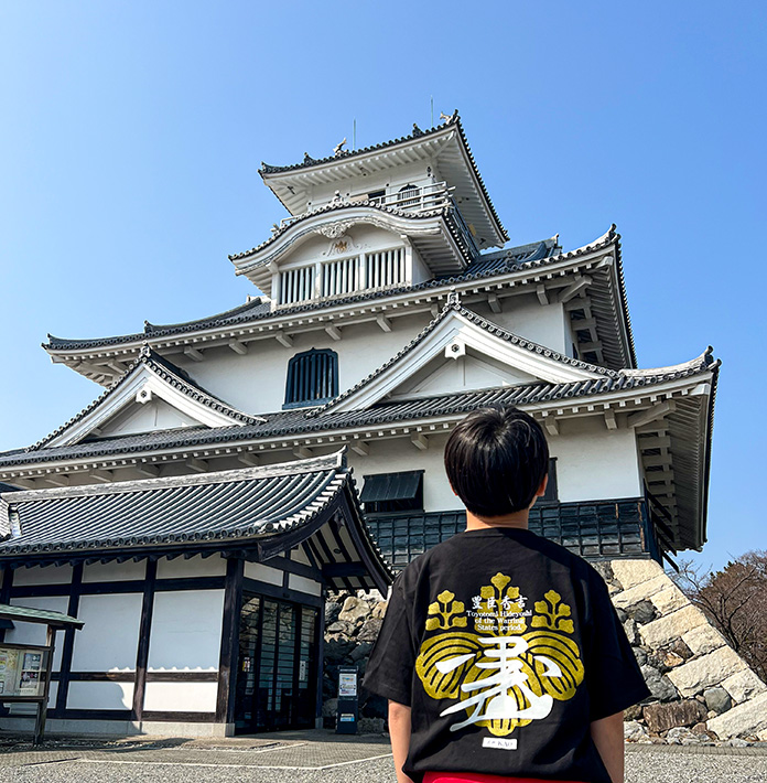 彦根城と豊臣秀吉Tシャツを着た息子