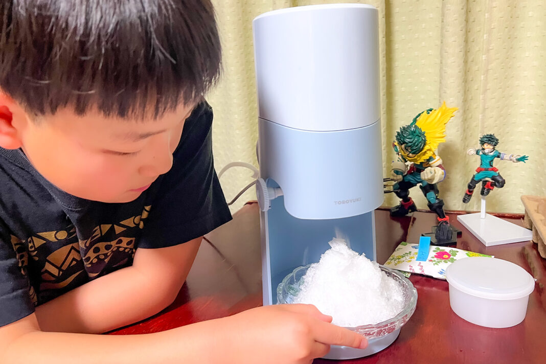 kakigoori-12th-birthday-1932 誕生日プレゼントの「かき氷器」でかき氷をつくっている息子
