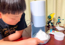 誕生日プレゼントの「かき氷器」でかき氷をつくっている息子