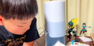 息子が本日、12歳になりました。今でも毎日かわいい! 誕生日プレゼントの「かき氷器」でかき氷をつくっている息子
