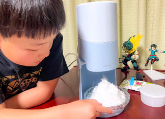 誕生日プレゼントの「かき氷器」でかき氷をつくっている息子