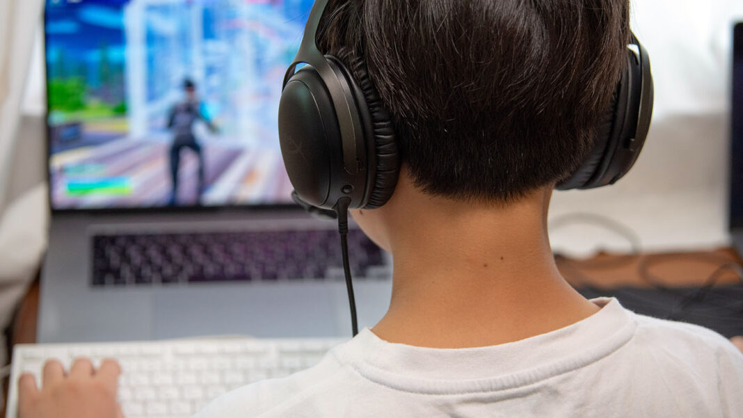 フォートナイトをプレイする小学生