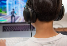 小学生にフォートナイトをさせてもいいの? 父親として感じた危険性とメリット フォートナイトをプレイする小学生