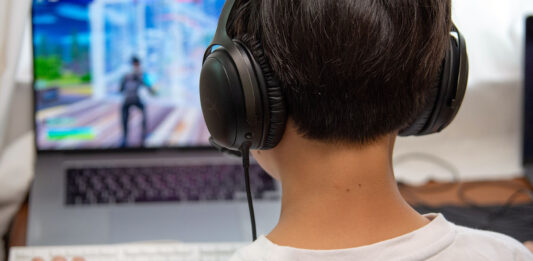 フォートナイトをプレイする小学生