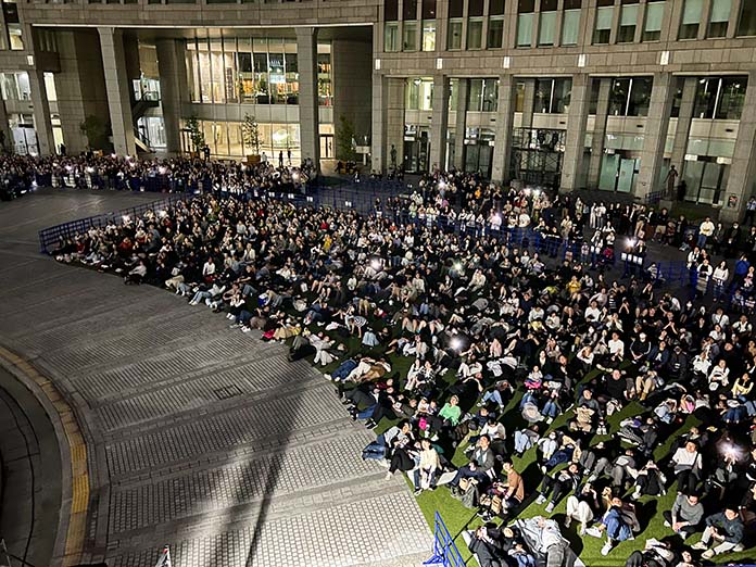 東京都庁のプロジェクションマッピングの観客