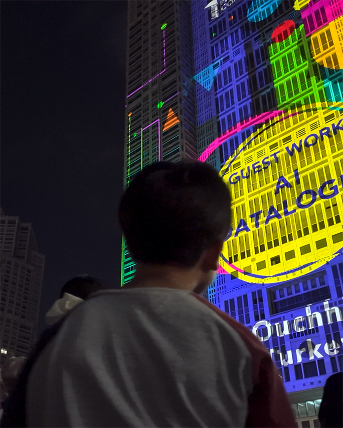 東京都庁のプロジェクションマッピングに見入る子ども