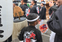 岸和田だんじり祭、大道町の「町みんなでだんじりを動かす姿」を伝えたい。元町民が撮った密着動画3本 岸和田だんじり祭・春木地区の大道町に参加している小学生の男の子