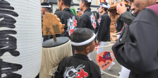 岸和田だんじり祭、大道町の「町みんなでだんじりを動かす姿」を伝えたい。元町民が撮った密着動画3本 岸和田だんじり祭・春木地区の大道町に参加している小学生の男の子